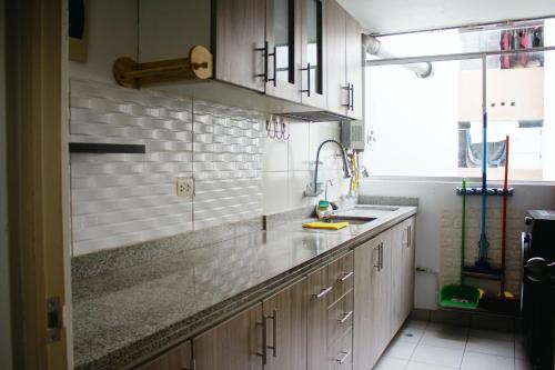 Η κουζίνα ή μικρή κουζίνα στο Centrico departamento en Lima