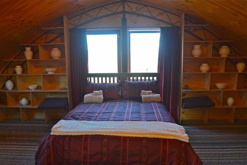 Tempat tidur dalam kamar di Barn Bed and Breakfast
