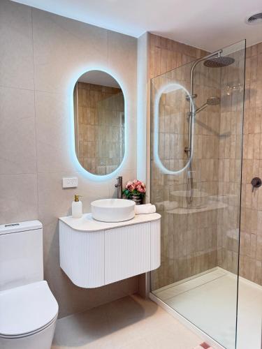 a bathroom with a toilet and a sink and a shower at Modern 3BR Villa in Epsom - near Newmarket WestfieldMall,CBD&One Tree Hill in Auckland