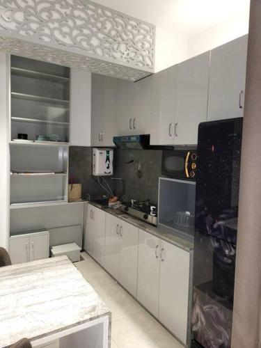 1BR Studio with Rooftop Access tesisinde mutfak veya mini mutfak