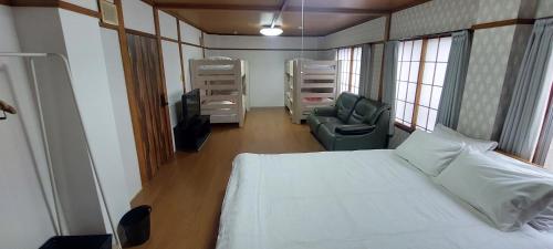 Katil atau katil-katil dalam bilik di White Lodge Fukujuso