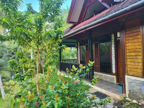Κήπος έξω από το Mentawai Private Villa and Boat at Yantos Place