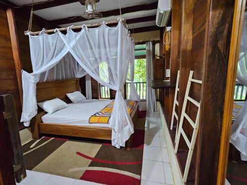 Ένα ή περισσότερα κρεβάτια σε δωμάτιο στο Mentawai Private Villa and Boat at Yantos Place