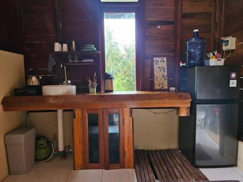 Η κουζίνα ή μικρή κουζίνα στο Mentawai Private Villa and Boat at Yantos Place