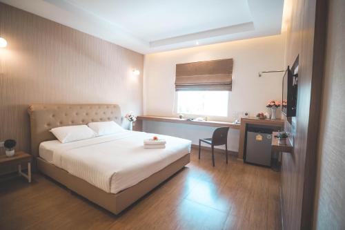 a hotel room with a bed and a kitchen at Venice Resort in Ban Sai Mai