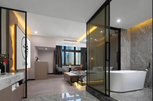 重慶市にあるYunmu International Hotel Chongqing Jiefangbei Pedestrian Street Branchのバスルーム(バスタブ付)、リビングルーム
