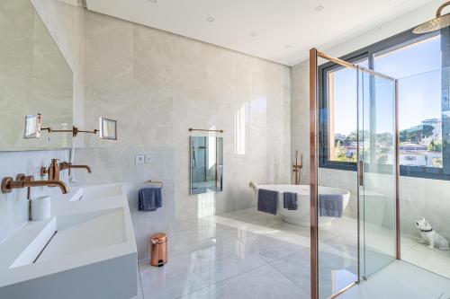 une salle de bain avec une baignoire, un lavabo et une douche dans l'établissement New! Villa de luxe centre Cannes, à Cannes