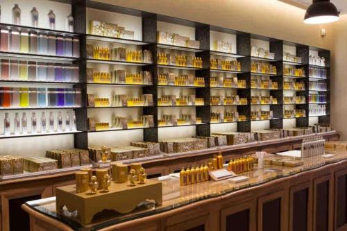 a store filled with lots of shelves with bottles of oils at Agréable Studio entre mer & montagne piscine privé in Le Bar-sur-Loup