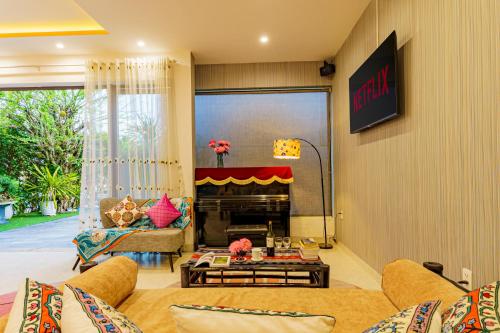 Телевизор и/или развлекательный центр в La Senarata Villa Private villa only 10min to town