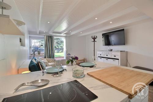 un salon avec une cuisine et une table dans l'établissement Roz vallee 2, à Perros-Guirec