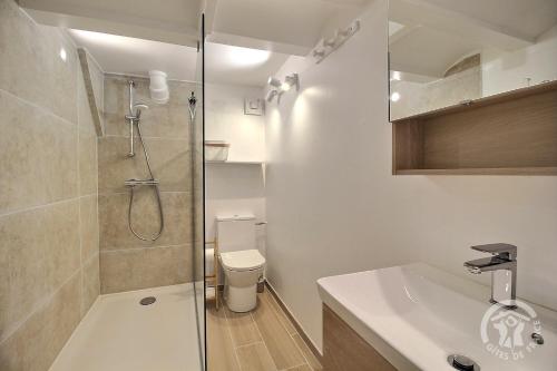 une salle de bain avec une douche, des toilettes et un lavabo dans l'établissement Roz vallee 2, à Perros-Guirec
