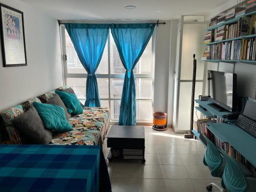 a living room with a couch and a window at Aeropuerto Pantitlán CDMX in Mexico City
