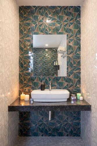 a bathroom with a sink and a mirror at Thalaiva Villa by Hillstayion in Panchgani