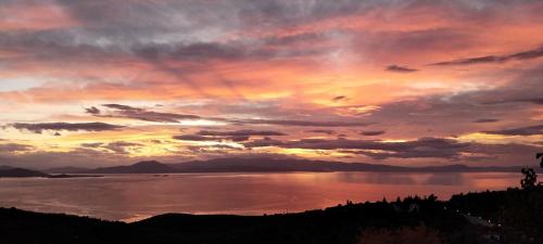 a sunset over a large body of water at Panorama Studio Afetes in Afétai