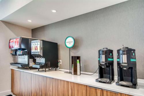 een winkel met twee waterautomaten op een toonbank bij Embassy Suites by Hilton Louisville East in Louisville