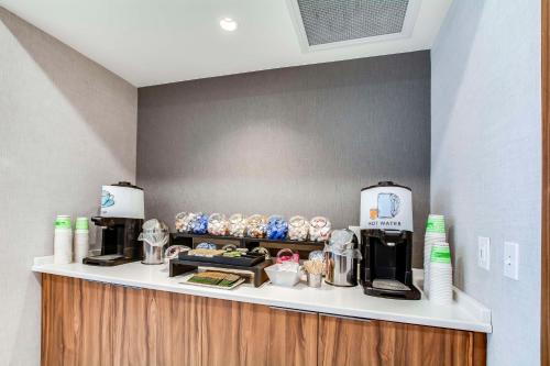 een balie met een koffiestation in een hotelkamer bij Embassy Suites by Hilton Louisville East in Louisville