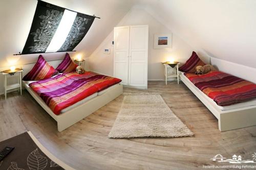 Postel nebo postele na pokoji v ubytování 37 Ferienwohnung an der Reiterkoppel 45b OG