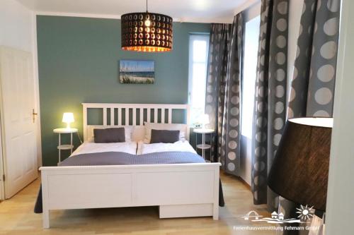 Giường trong phòng chung tại 39 Weiße Villa am Schwanenteich EG rechts