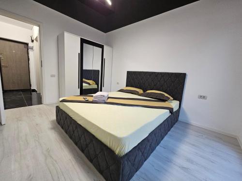 Un dormitorio con una cama grande en una habitación. en Aparthotel Militari, en Roşu