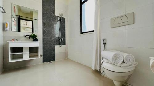 Bilik mandi di BluO Stays - DLF CyberCity Gurgaon
