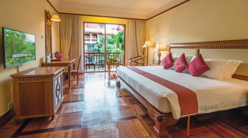 Postel nebo postele na pokoji v ubytování Sokha Angkor Resort