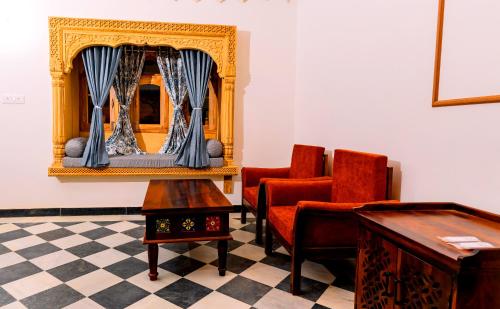 a waiting room with chairs and a mirror at Marubhumi Luxury Resort in Sām
