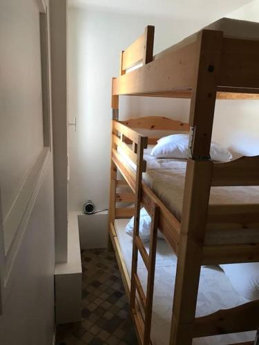 quelques lits superposés dans une chambre dans l'établissement Appartement 5 à 7 personnes à Saint François Longchamp, à Saint-François-Longchamp