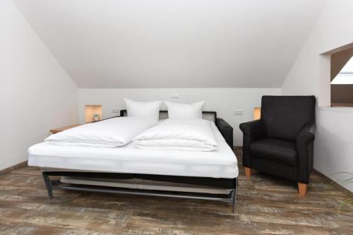Letto o letti in una camera di Haus zur Möwe FeWo Möwe 3
