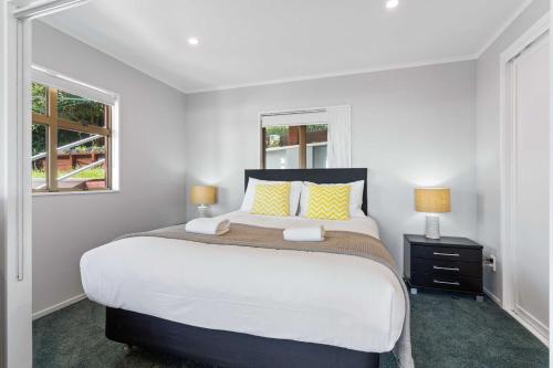 Katil atau katil-katil dalam bilik di Onemana Retreat - Self-contained unit with Hot Tub