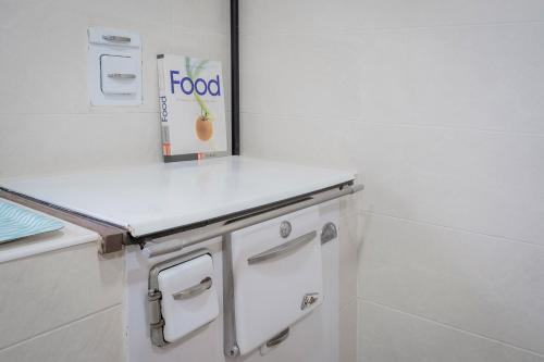 a kitchen with a food sign on the counter at Casa Tilde in Matapozuelos