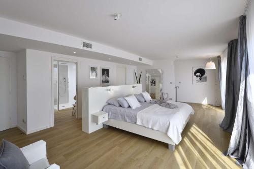 - une chambre blanche avec un grand lit blanc dans l'établissement NAUTILIA 105 - DUPLEX LUXE EXCELLENCE 2 personnes, au Cap d'Agde