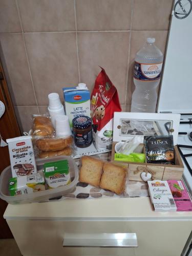 een koelkast met wat voedsel erop bij Ricky House in Palermo