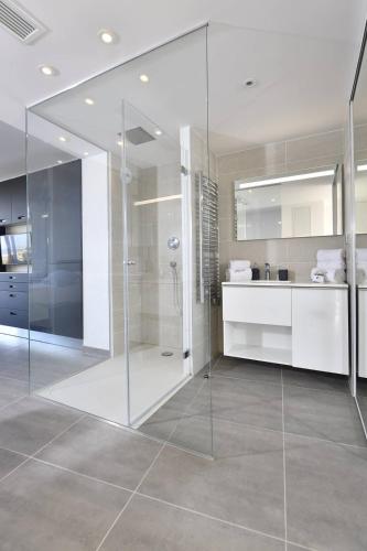une salle de bain avec une douche en verre et un lavabo dans l'établissement NAUTILIA 204 - Supérieure Luxe - 2 personnes, au Cap d'Agde