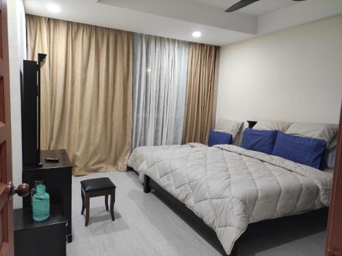 ジョージタウンにあるJomStay At Georgetownのベッドと椅子のある寝室