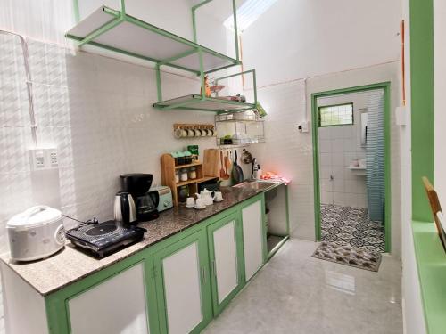 Kuchyň nebo kuchyňský kout v ubytování Anh Quân House