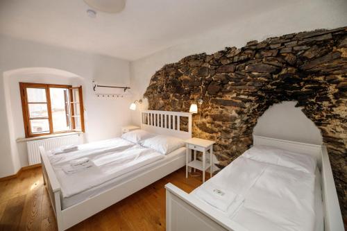 Postel nebo postele na pokoji v ubytování Pension U Farní školy