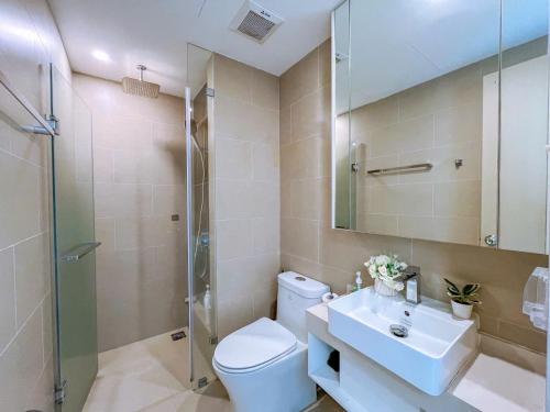 a bathroom with a toilet and a sink and a shower at The Sóng Vũng Tàu - Thương's Homestay in Vung Tau