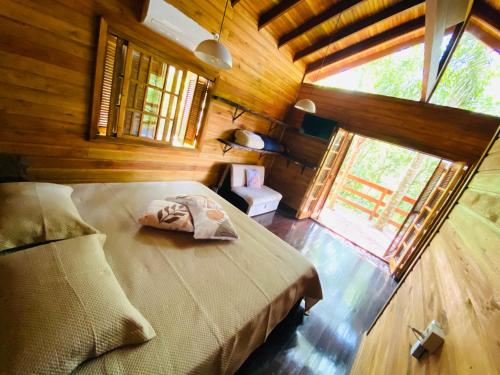 格拉玛多Paraíso dos Ciclistas的一间带床的卧室，位于一间有窗户的房间里