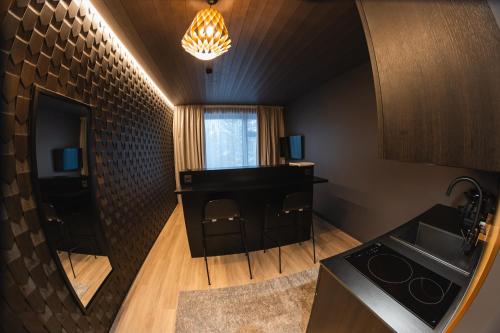 a kitchen with a stove and a sink in a room at Hotel Ylläsrinne Deluxe in Ylläsjärvi