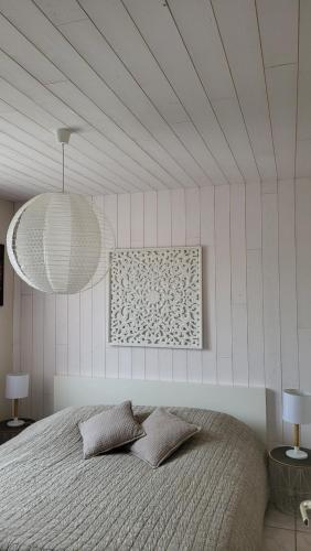 une chambre avec un lit avec deux oreillers dessus dans l'établissement Gîte MAEVA, à Vallon-Pont-dʼArc