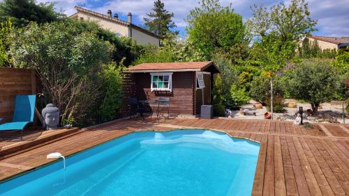 - une piscine dans une arrière-cour avec une maison dans l'établissement Gîte MAEVA, à Vallon-Pont-dʼArc