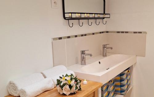 Ένα μπάνιο στο Maison familiale avec grand jardin et spa