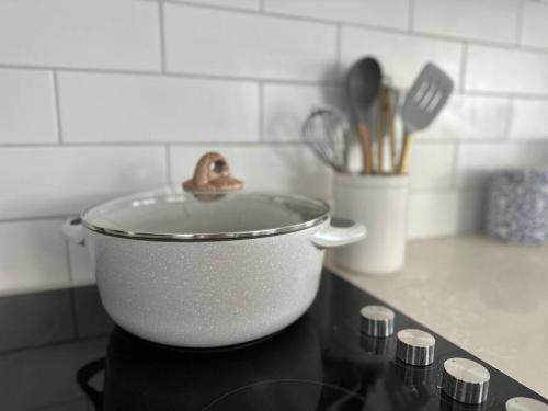 a pot sitting on top of a stove in a kitchen at Dreamy Lake Retreat & Sunsets in Lake Heights