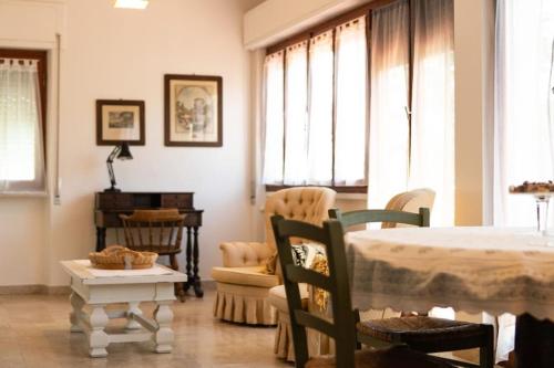 una camera con un letto, una sedia e un pianoforte di La Casa sul Fiume Magra a Fiumaretta di Ameglia