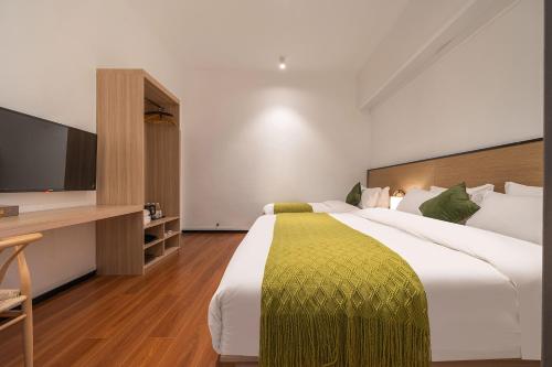 Katil atau katil-katil dalam bilik di Xiamen Wujing Mountain and Sea View Hotel