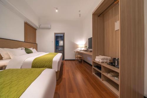 Katil atau katil-katil dalam bilik di Xiamen Wujing Mountain and Sea View Hotel