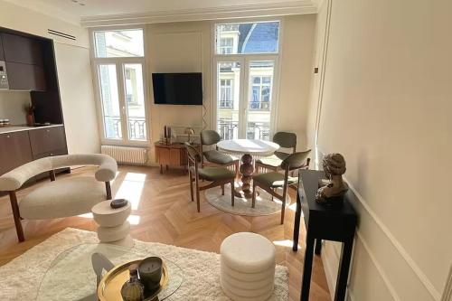 un salon avec une table et des chaises dans l'établissement 4P 1BR - Fully Renovated with AC - Champs-Elysées, à Paris