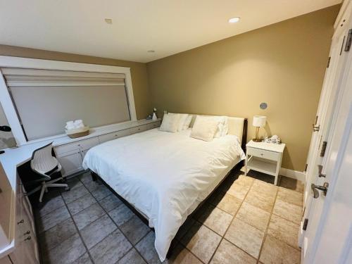 Una cama o camas en una habitación de Cozy Home in Dunbar