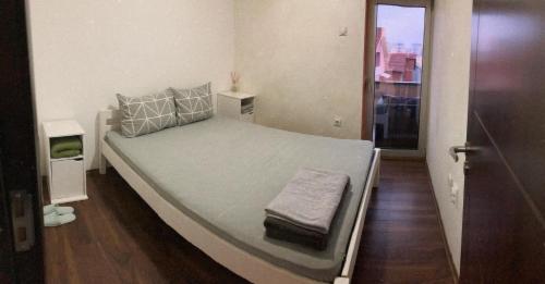 un grande letto in una stanza con una porta gmaxwell gmaxwell gmaxwell gmaxwell di Apartman 11 a Leskovac