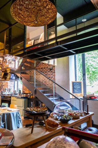 a bakery with aasteryasteryasteryasteryasteryasteryasteryasteryasteryasteryasteryastery at Le Magic Hall in Rennes